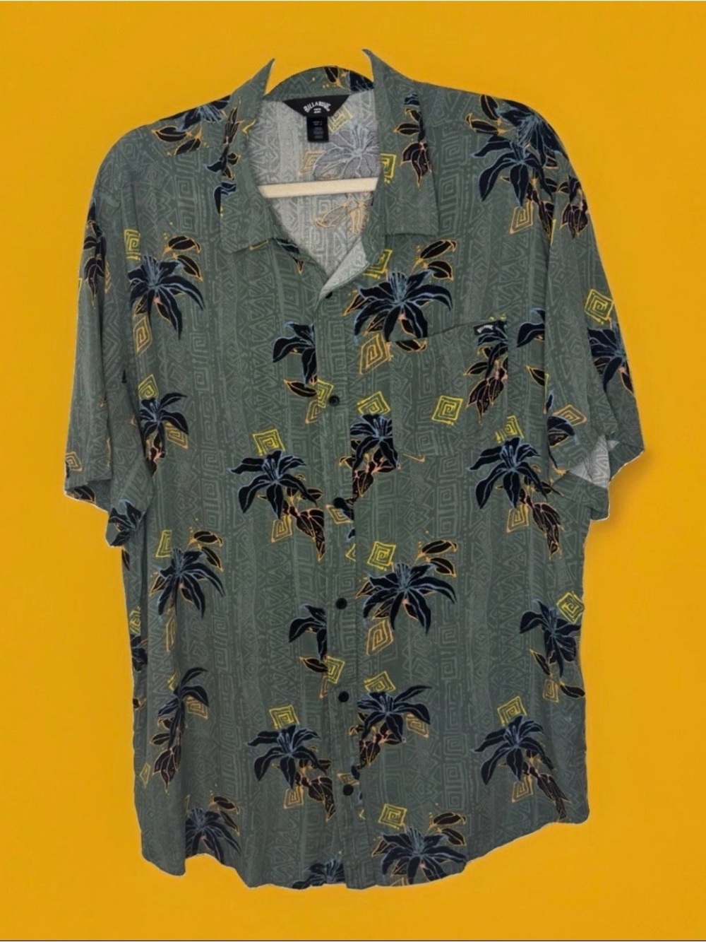Billabong Men's Green Short-Sleeve Tropical Button-Up Shirt